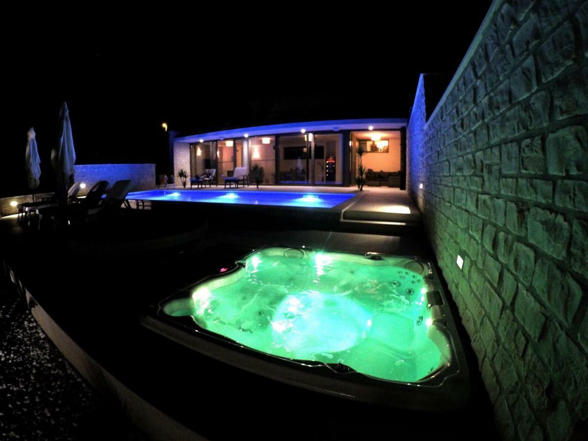 Villa Carisma Island Vis Exterior photo